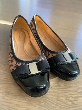 Adorable Leopard Print Ballet Flats with Black Patent Toe Hush Puppies Sz 9